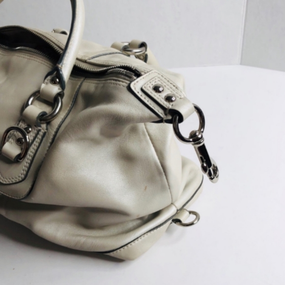 Coach bag medium size tan color.  Excellent shape - Picture 5 of 8